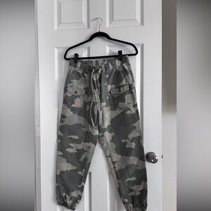 AERIE Women’s  CAMOFLAGUE joggers PANTS SIZE SMALL